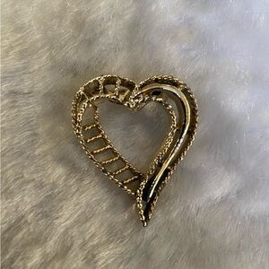 ☘️VTG Gerry Heart Shaped Collectible Brooch